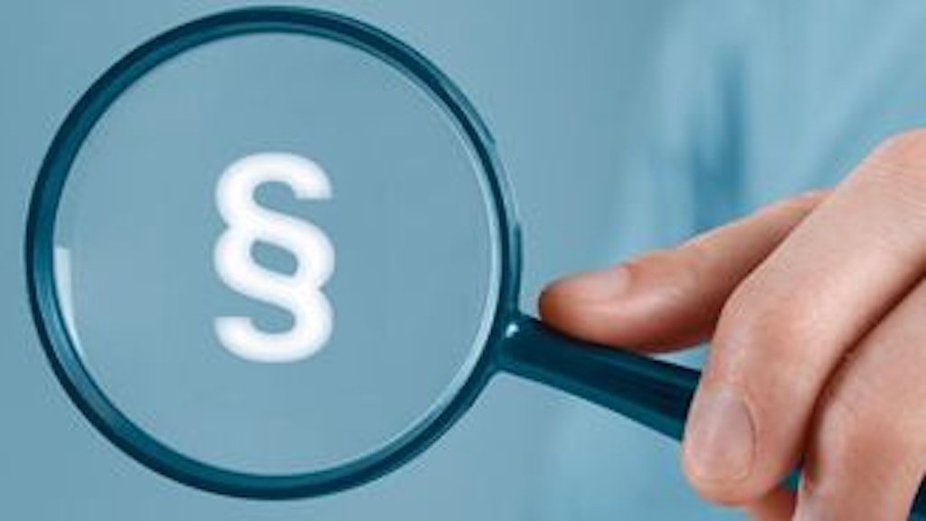 Une main tient une loupe noire et le signe du paragraphe y est visible.