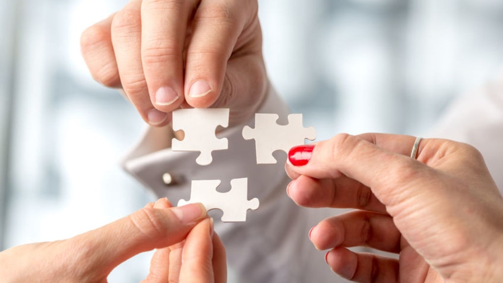 Trois mains différentes tiennent chacune une pièce de puzzle blanche en l'air. Les pièces de puzzle sont côte à côte, mais ne se touchent pas. La main la plus à droite a les ongles peints en rouge et une bague à l'index.