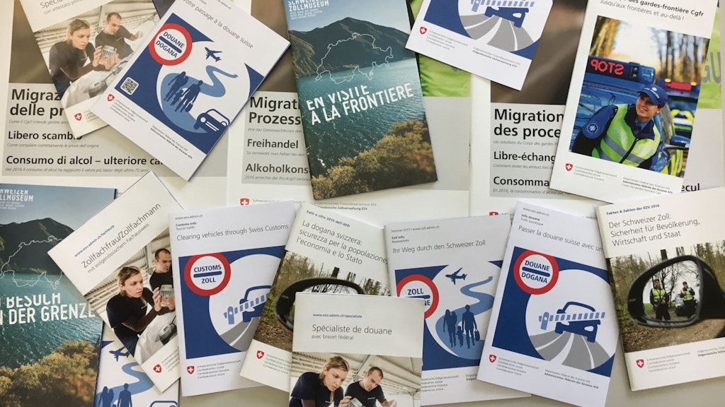 Diverse Publikationen des BAZG liegen kreuz und quer übereinander auf einem Tisch.