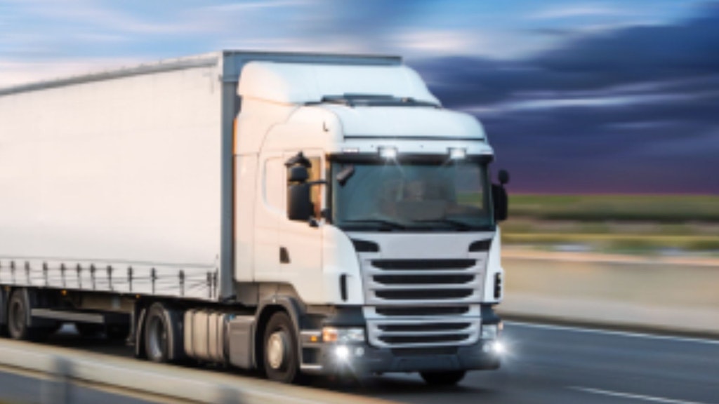 weisser Lastwagen fährt auf der Autobahn