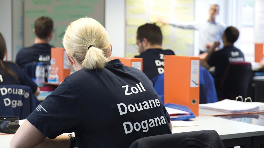 Agents des douanes en cours sur le campus