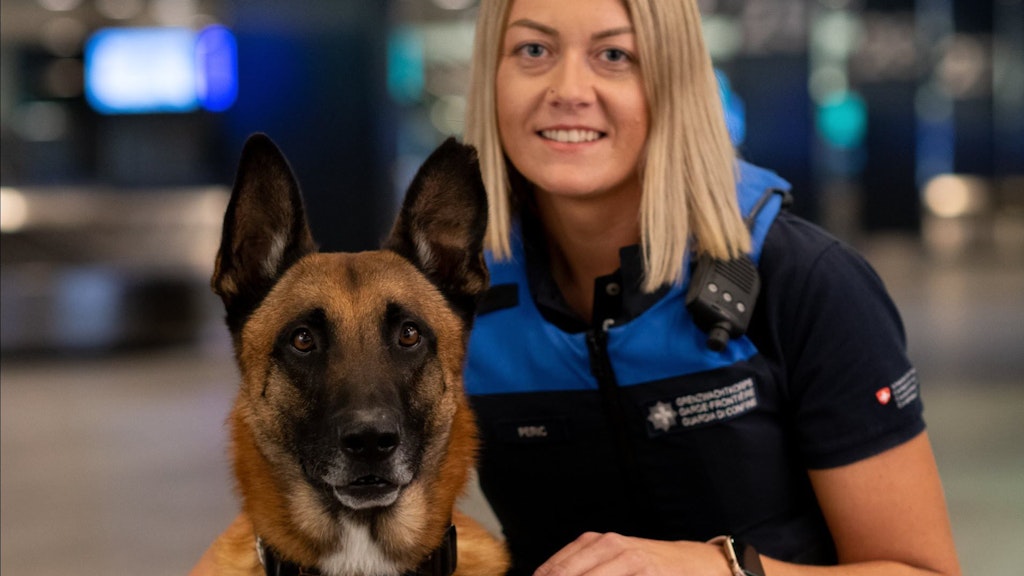 Une conductrice de chien de service pose avec son chien.