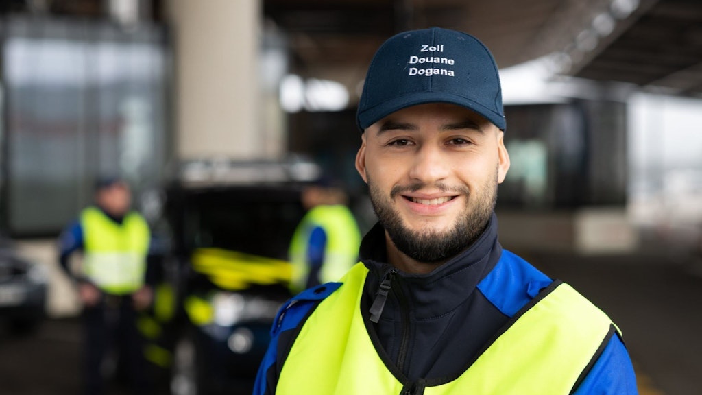 Spécialiste Douanier avec gilet et casquette