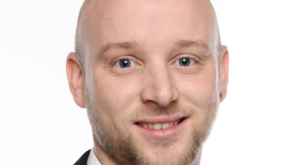 Nella primavera del 2024, Roman Ambord avvia il suo stage presso l'Associazione europea di libero scambio a Ginevra, ottenendo preziosi approfondimenti sulla diplomazia commerciale. Nonostante la nervosità iniziale, partecipa alle negoziazioni e stabilisce contatti internazionali.