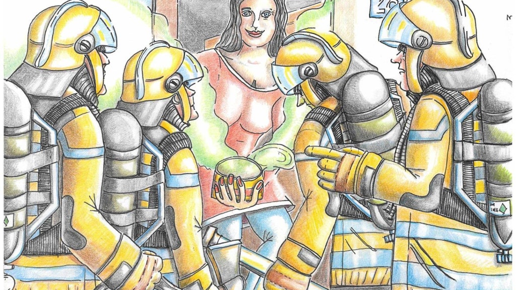 Un groupe de pompiers en tenue de protection rend visite à une femme tenant un bol.  