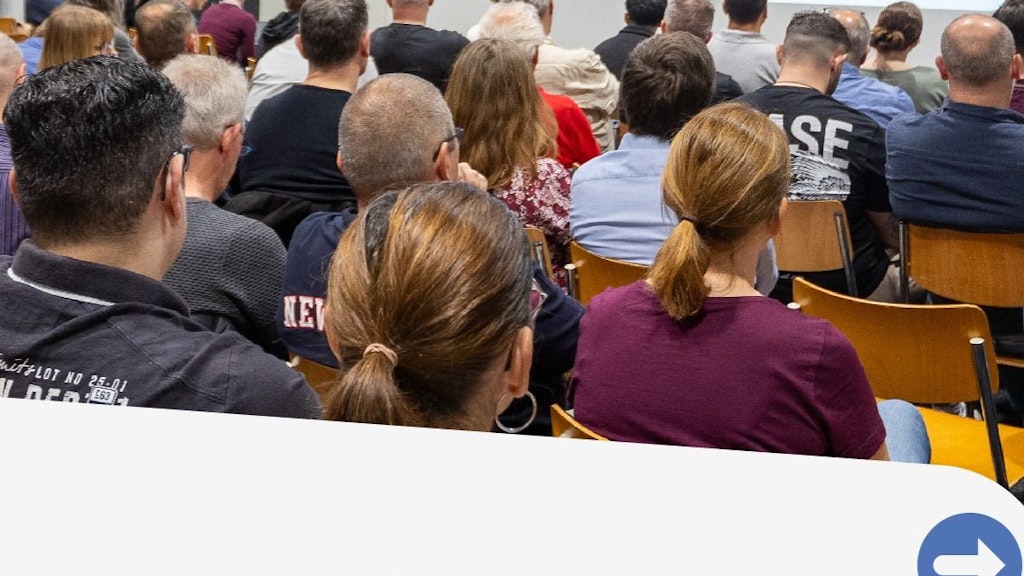 La planification par incréments de programme (planification PI) est la plateforme centrale de coordination du programme DaziT. Nous dévoilons ici son fonctionnement concret. Cet événement est présenté à la lumière de 7 moments clés, photographiés à Lyss à la mi-juin 2024, lors des planifications PI 25 et 11 des deux agile release trains de DaziT, « Acziun » et « Curir ».La numérisation n’est pas une fin en soi : l