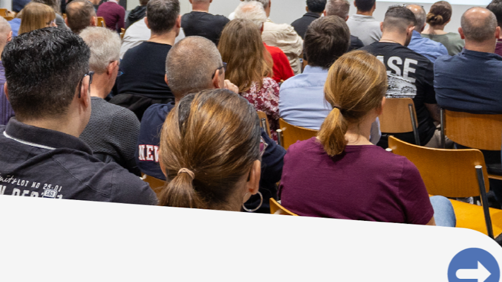 Das PI Planning ist die zentrale Koordinationsplattform im Programm DaziT. Wie funktioniert es konkret? Wir zeigen 7 Schlüsselmomente, fotografiert anlässlich der PI Nummer 25 bzw. 11 der beiden DaziT Agile Release Trains «Acziun» und «Curir» in Lyss Mitte Juni 2024.