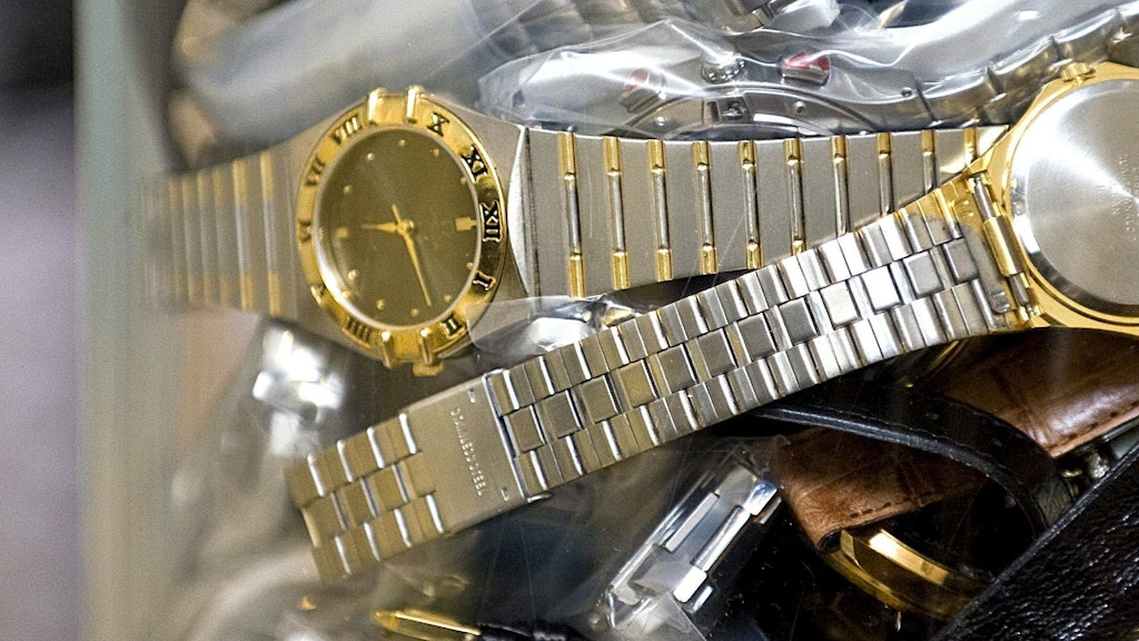 Il est par principe interdit d'introduire des contrefaçons de marques et de designs sur le territoire douanier ou de les acheminer hors de ce dernier. Cela vaut également pour les marchandises du trafic touristique importées, exportées ou transportées en transit à des fins privées. Les contrefaçons découvertes à la frontière peuvent être confisquées et détruites. Le fait que ces marchandises soient nouvelles ou usagées ne joue aucune rôle.