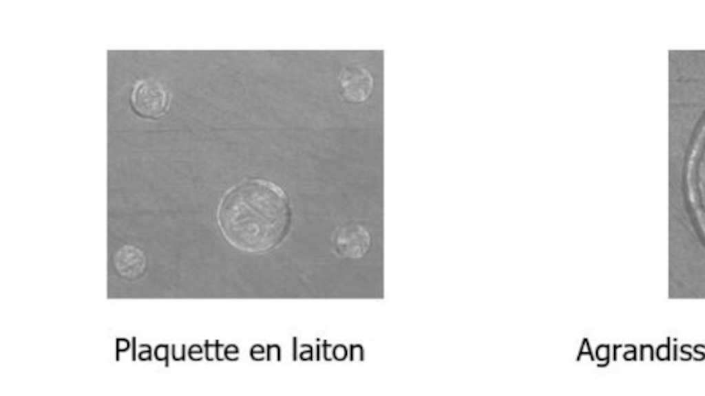 Illustration d’une marque de poinçon avec les lettres Sh. À gauche le dessin original, au centre une plaquette de laiton poinçonnée et à droite l’agrandissement du poinçon en acier.