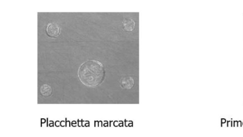 Illustrazione di un marchio con le lettere Sh. A sinistra il disegno originale, al centro una piastrina di ottone punzonata e a destra l’ingrandimento del punzone in acciaio.