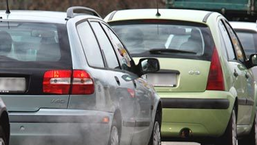 Eine Reihe von Autos steht vor einem Grenzübergang. Die Fahrzeuge warten in einer Schlange, um die Grenze zu überqueren. 