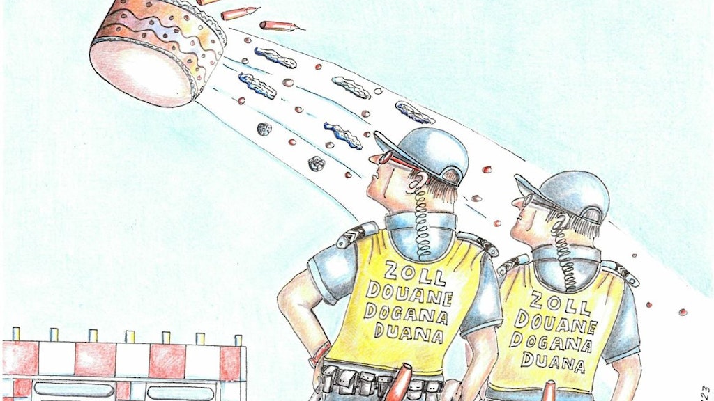 Due collaboratrici o collaboratori dell’UDSC in uniforme osservano una torta volante dalla quale cadono diversi pezzi e candele. La scena è rappresentata come un disegno umoristico.