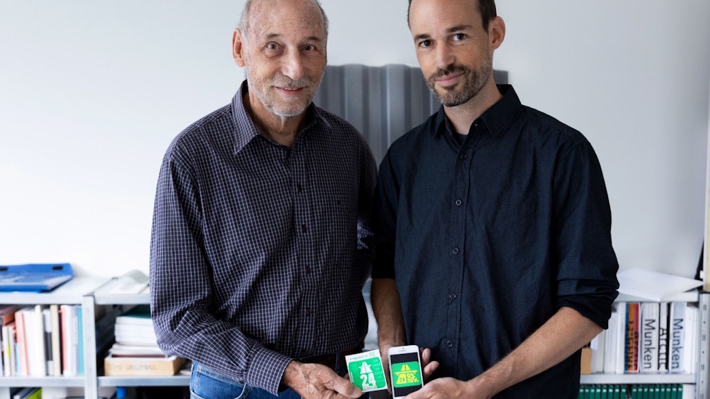 Roland Hirter con il contrassegno adesivo 2024 e suo figlio Thomas con il contrassegno elettronico 2024. Entrambi i formati saranno disponibili dal 1° dicembre 2023.