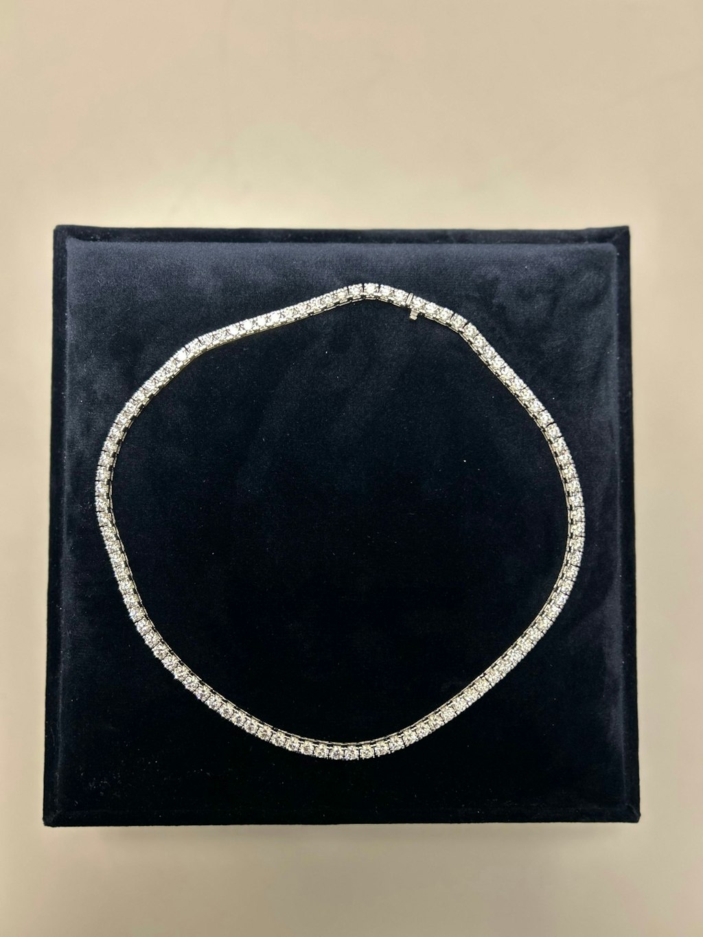 Ein Diamantencollier liegt auf einem schwarzen Samtkissen. Es wurde bei einer Zollkontrolle gefunden und hat einen Wert von 80 000 CHF.