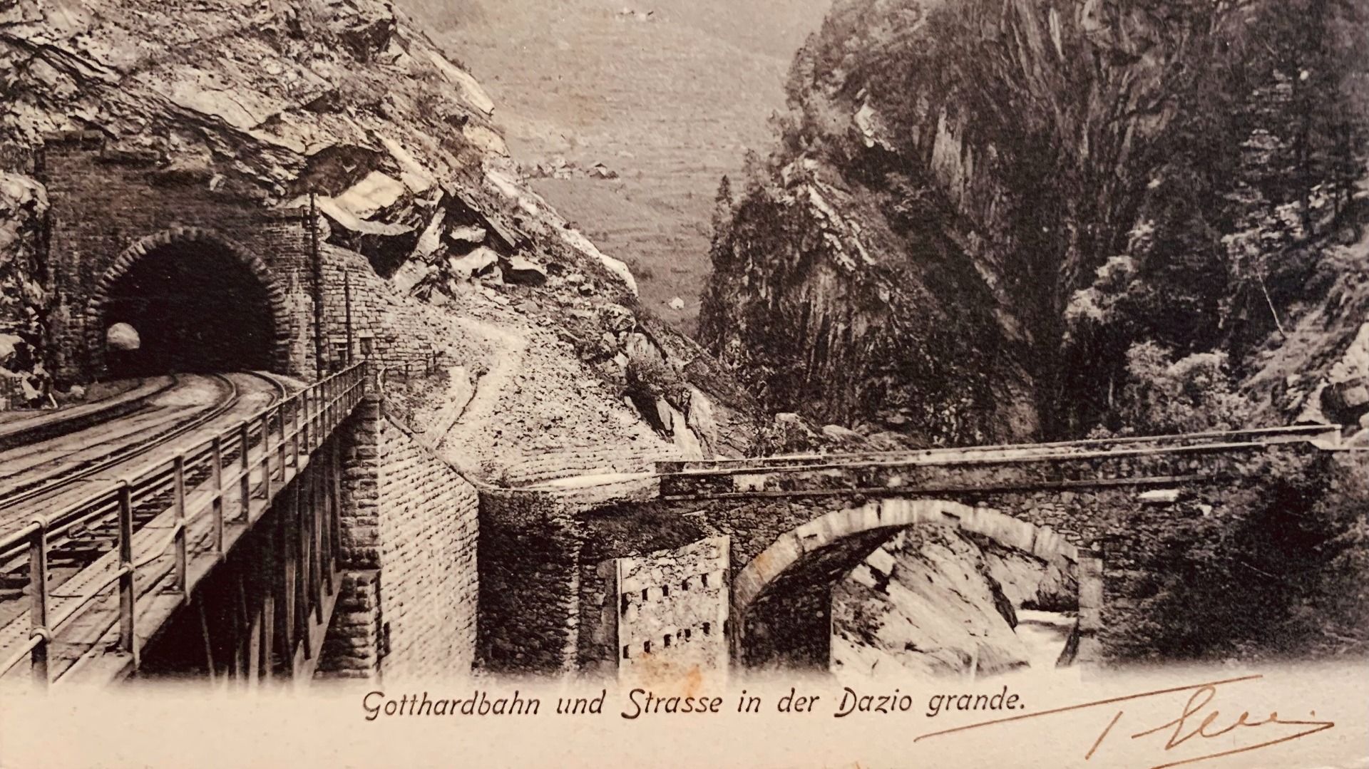 Historische Aufnahme eines Tunnels der Gotthardbahn in der Dazio grande. Die Umgebung zeigt eine felsige Landschaft mit einer Brücke und einer Straße.  