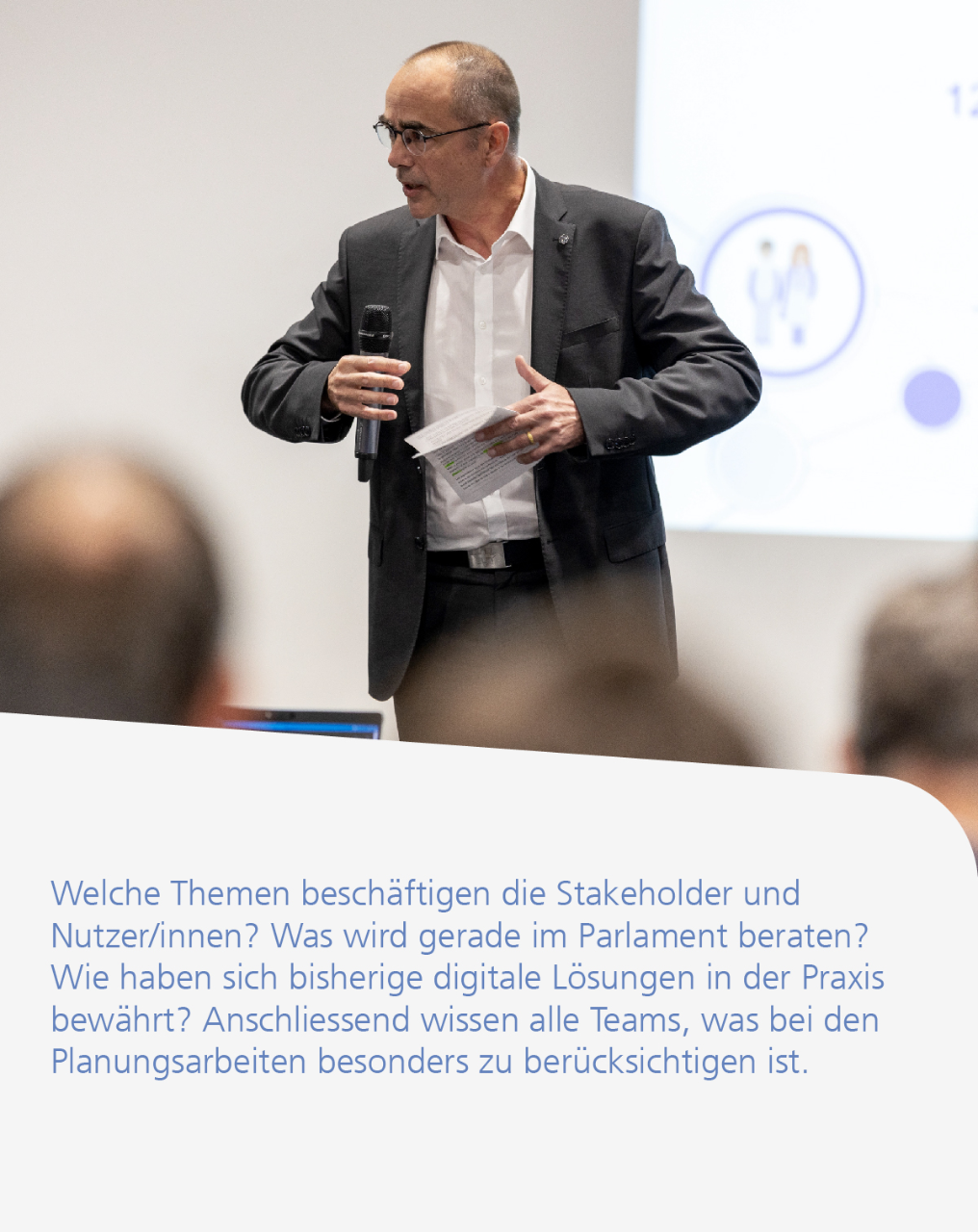 Welche Themen beschäftigen die Stakeholder und Nutzer/innen? Was wird gerade im Parlament beraten? Wie haben sich bisherige digitale Lösungen in der Praxis bewährt? Anschliessend wissen alle Teams, was bei den Planungsarbeiten besonders zu berücksichtigen ist.