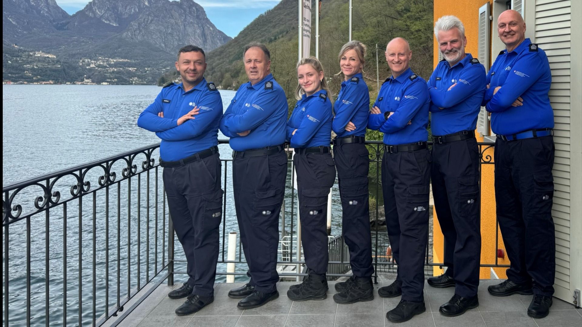 Das Team des Zollmuseums posiert vor einer malerischen Kulisse.