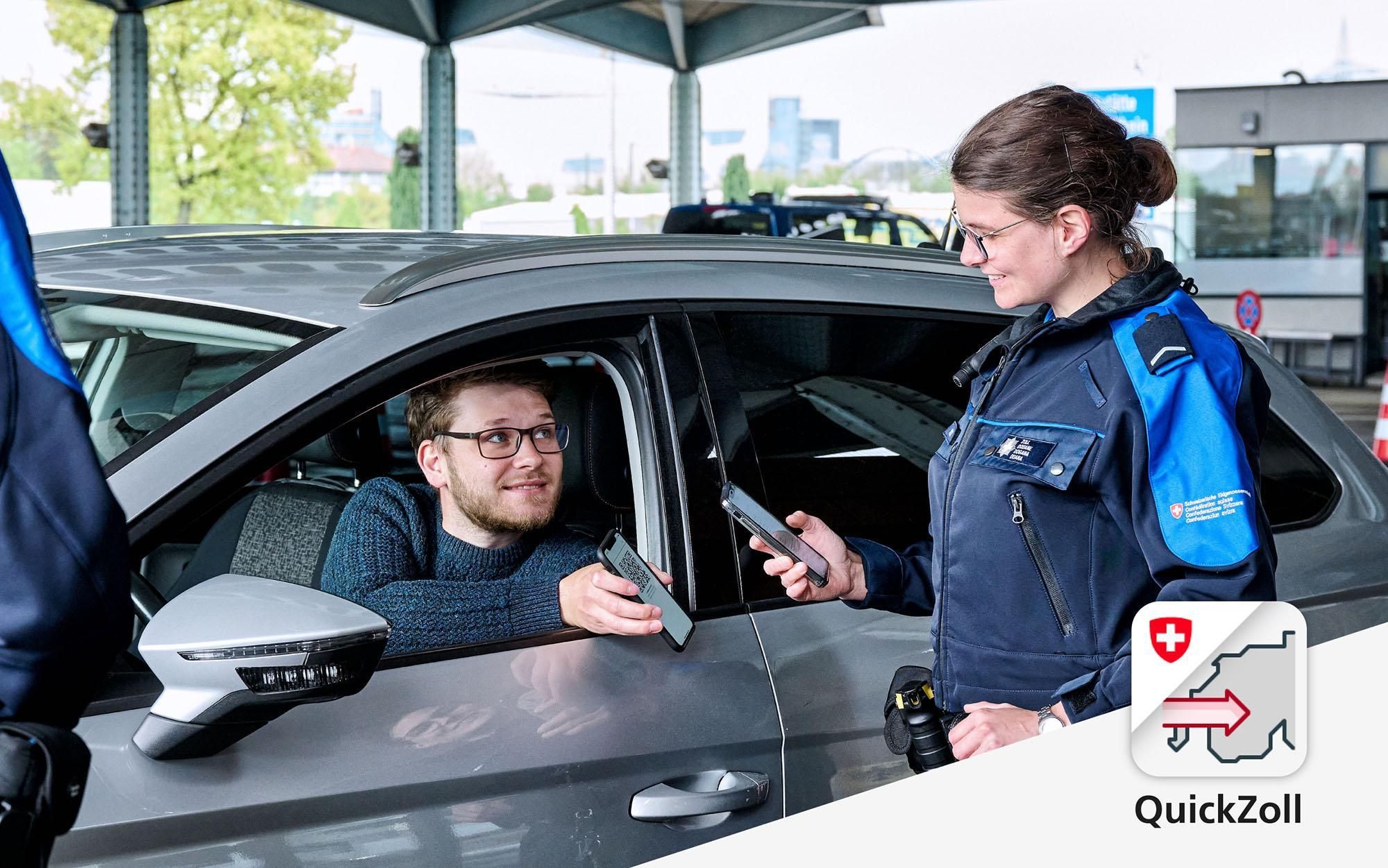 Eine Zollmitarbeiterin überprüft die Dokumente eines Autofahrers mit einer App. Beide halten Smartphones in der Hand.
