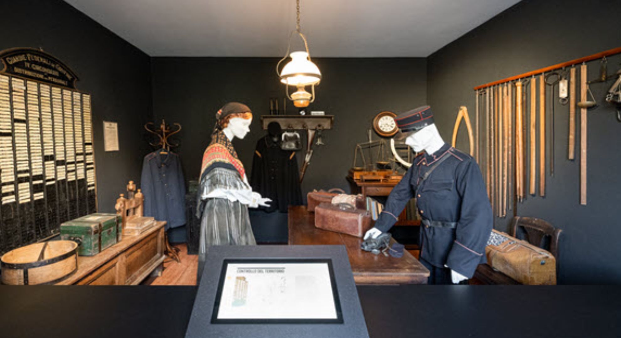 Historische Kleidungsstücke und Gegenstände, unte anderem eine historische Zöllneruniform.