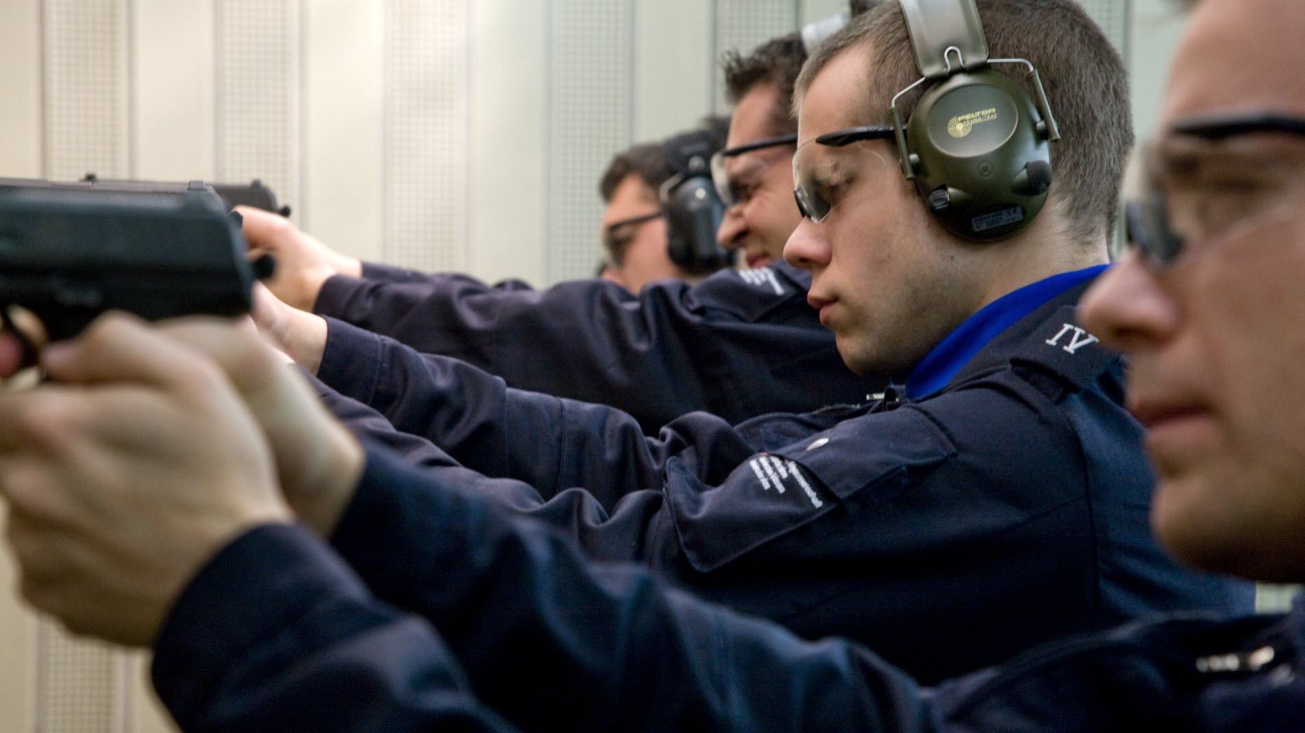 Personen beim Schiesstraining mit Gehörschutz