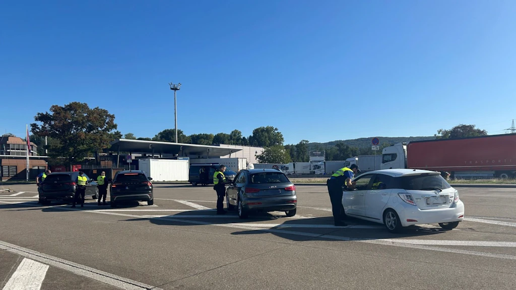 Medienmitteilung zur Vignettenkontrolle an den Grenzübergängen Basel/St. Louis und Basel/Weil am Rhein. Es wurden zahlreiche Fahrzeuge ohne gültige Vignette festgestellt und gebüsst.  