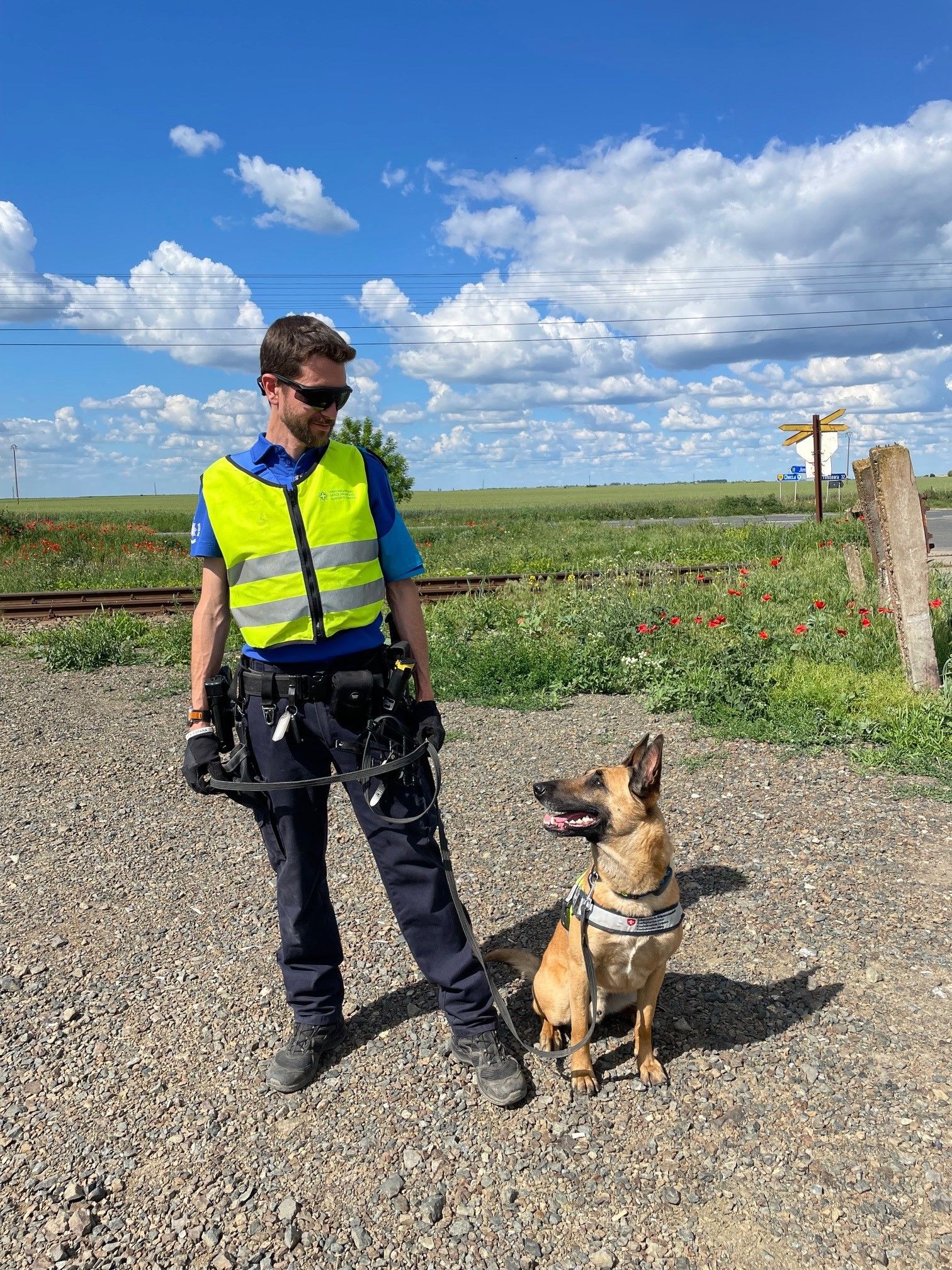 Vor Kurzem ist Ruben, ein junger Hundeführer vom Zoll Süd, zusammen mit seinem treuen Begleiter Kratos zur ersten gemeinsamen Erfahrung bei Frontex aufgebrochen.
