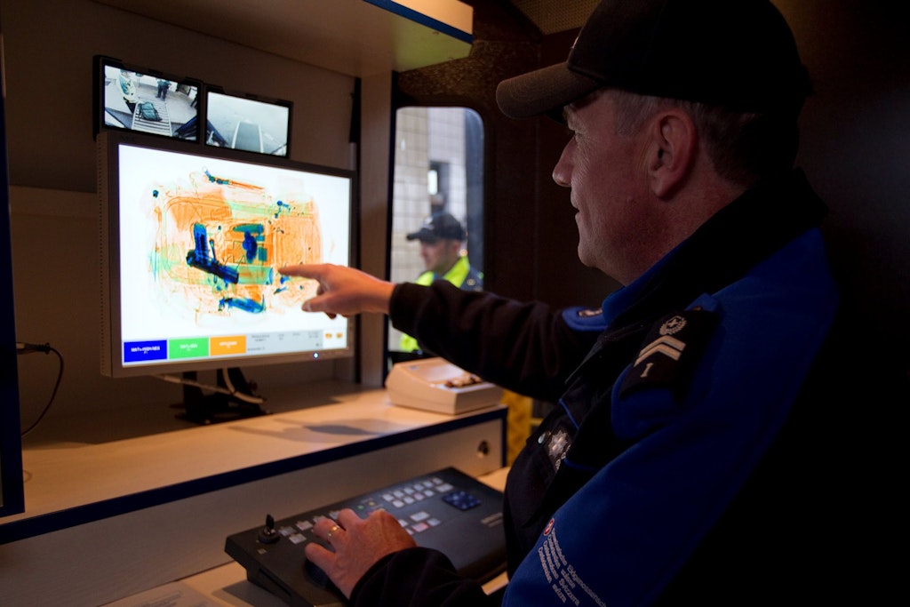 Mitarbeiter des BAZG entdeckt Pistole auf Röntgenbildschirm.