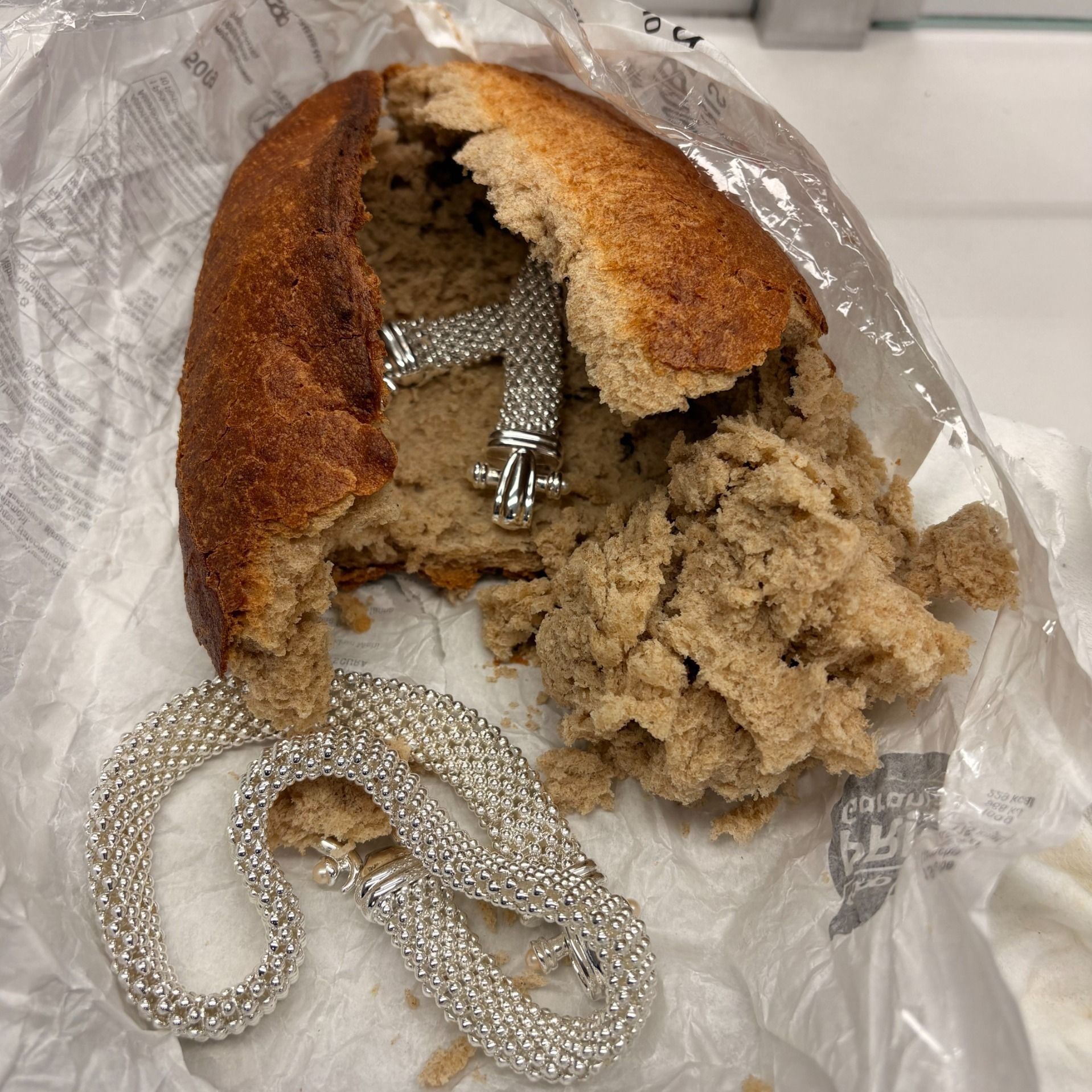 Zoll entdeckt gestohlenes Diebesgut in Brotlaib. Kontrolle am Grenzübergang St. Margrethen.