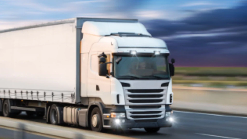 weisser Lastwagen fährt auf der Autobahn