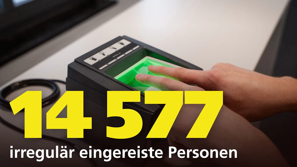 Eine Hand wird auf einen Fingerabdruckscanner gelegt, im Vordergrund steht gross die Zahl 14 577 mit dem Text "irregulär eingereiste Personen". Das Bild thematisiert die Erfassung irregulärer Einreisen.