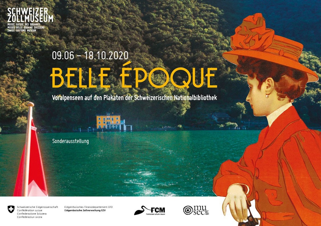 Plakat der Sonderausstellung "Belle Époque" im Schweizer Zollmuseum. Eine Frau in historischer Kleidung blickt auf einen See mit einem Gebäude im Hintergrund.