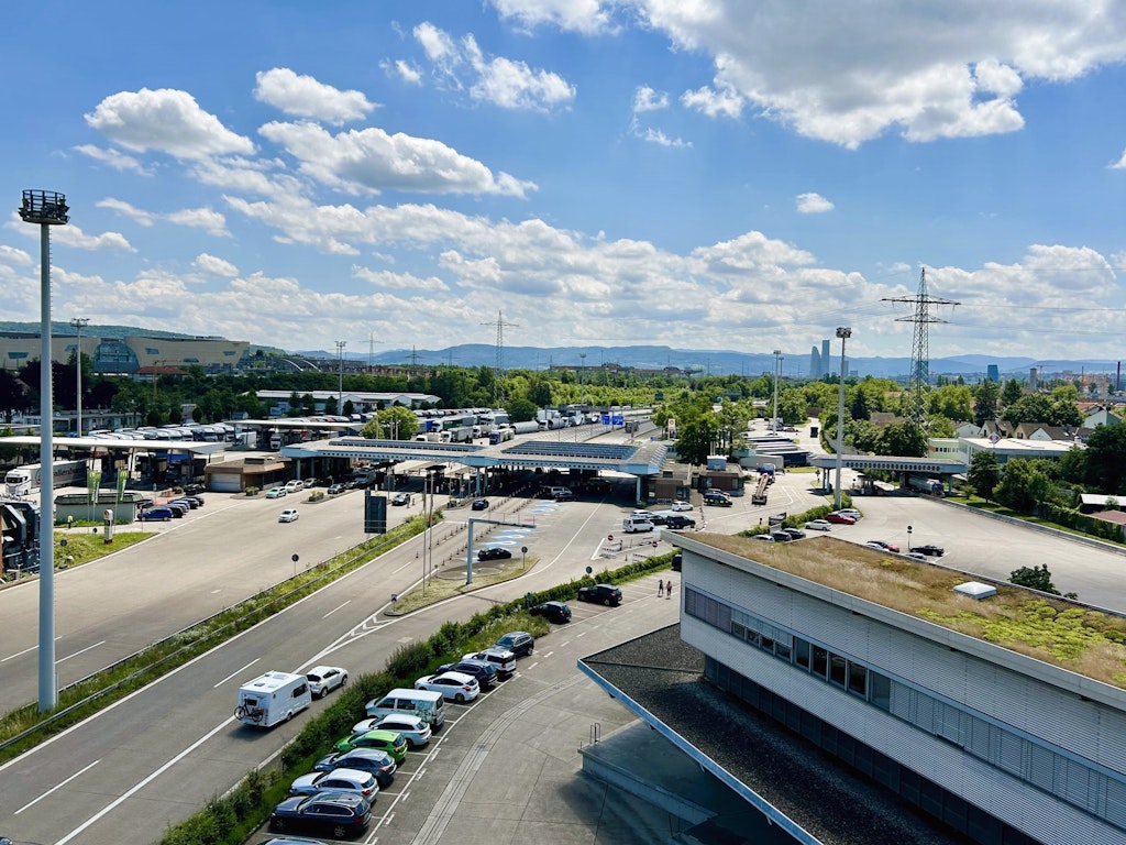Blick über den Zollhof zur Reisendenabfertigung in Richtung Basel heute