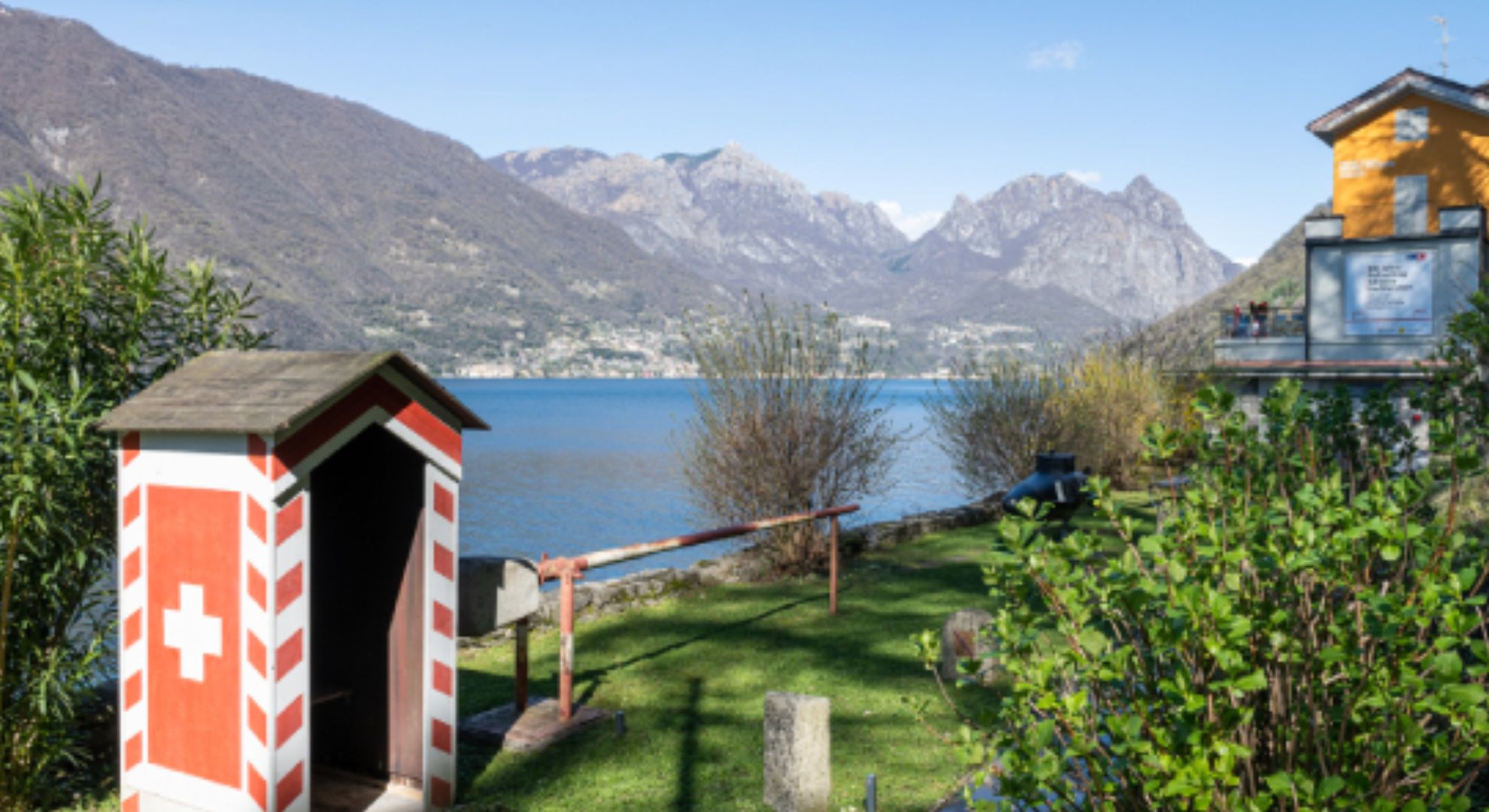 Bild des Garten des Zollmuseums. Ein kleines holzernes Häuschen mit aufgemaltem Schweizerkreuz ist sichtbar.