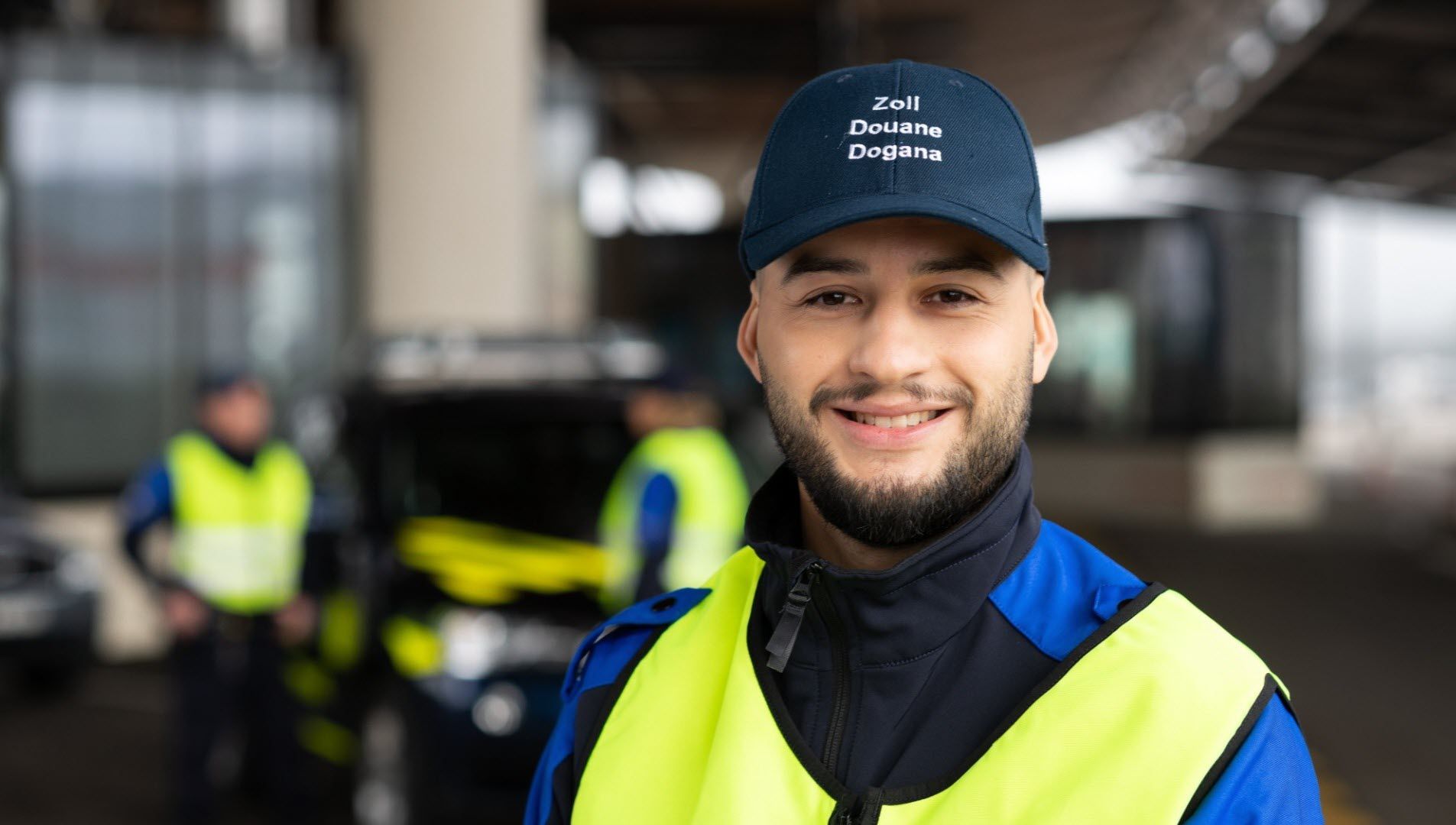 Lächelnder Zoll-Fachspezialist bei der Arbeit