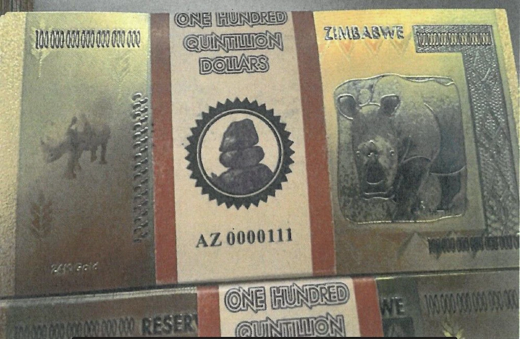 Abgebildet sind angebliche Goldbanknoten aus Simbabwe mit der Aufschrift „One Hundred Quintillion Dollars“. Die Noten zeigen Tiermotive und glänzende Sicherheitsmerkmale, entpuppen sich jedoch als Fälschungen.