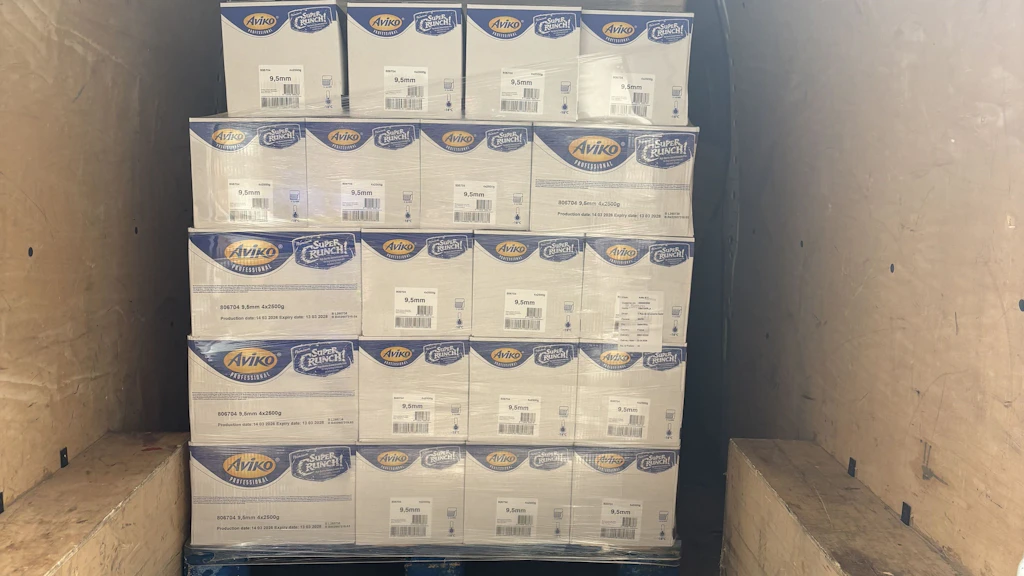 Mehrere Kartons mit Aviko Super Crunch Pommes frites sind in einem Laderaum gestapelt. Die Kisten wurden im Rahmen einer Kontrolle entdeckt und dokumentiert. Die Verpackungen sind deutlich sichtbar und zeigen die Produktinformationen.  