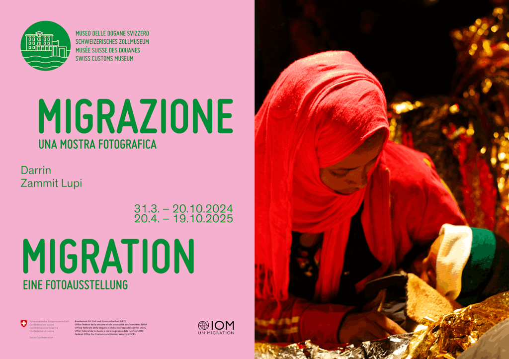 Frau in rotem Kopftuch bei Fotoausstellung