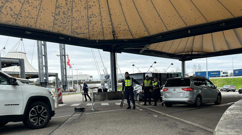 Mitarbeitende des Bundesamts für Zoll und Grenzsicherheit kontrollieren an einem Grenzübergang in Basel Fahrzeuge auf die erforderliche Vignette.