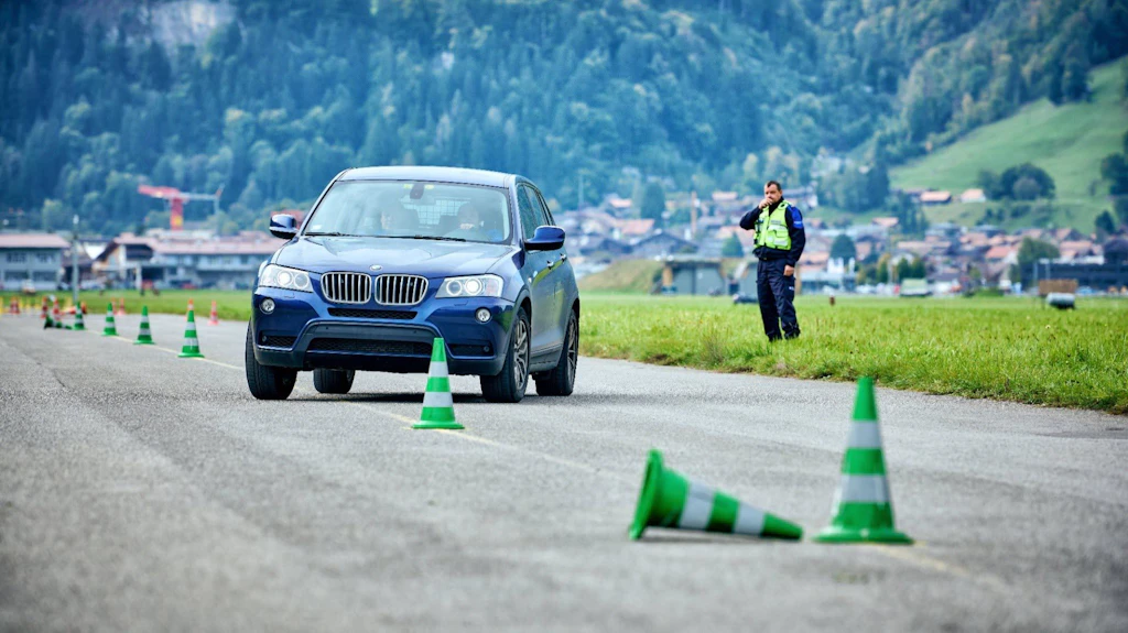 Zollmitarbeitende beim Fahrsicherheitstraining im KOSIT in Interlaken