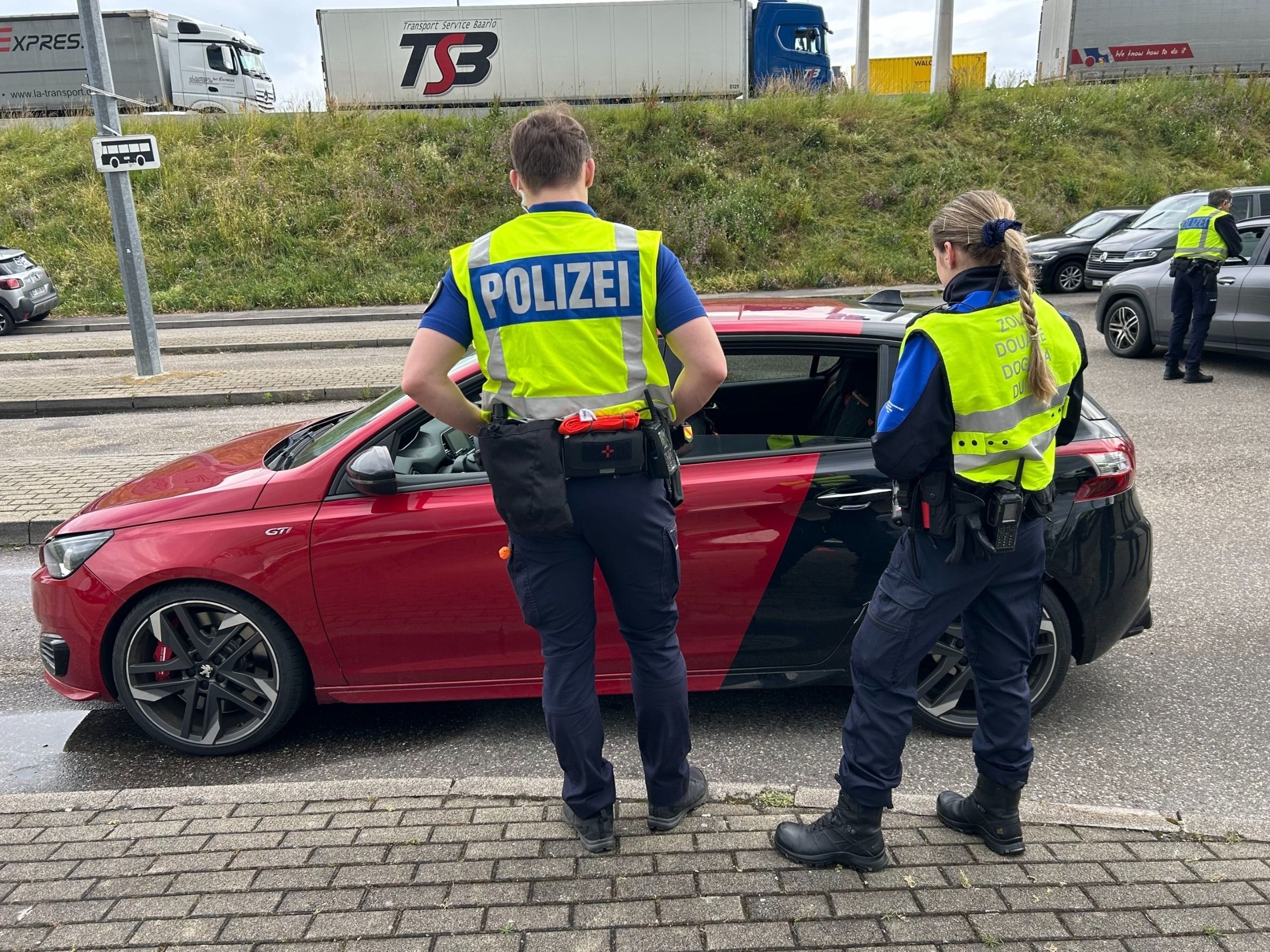 Eine gemeinsame Kontrolle von Zoll und Polizei am Grenzübergang Basel/St. Louis-Autobahn, bei der Fahrzeuge auf gültige Vignetten überprüft wurden. Es wurden mehrere Verstösse festgestellt und gebüsst.