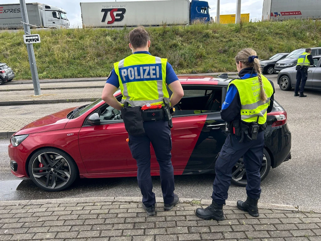 Eine gemeinsame Kontrolle von Zoll und Polizei am Grenzübergang Basel/St. Louis-Autobahn, bei der Fahrzeuge auf gültige Vignetten überprüft wurden. Es wurden mehrere Verstösse festgestellt und gebüsst.