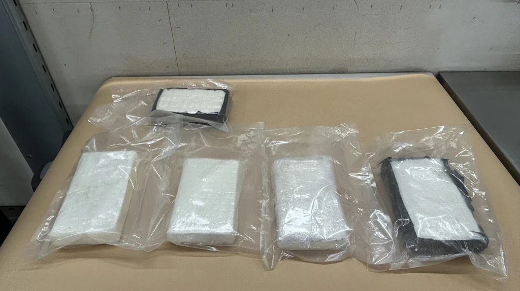 Mehrere in Plastik verpackte, weisse Blöcke liegen auf einem Tisch. Es handelt sich vermutlich um sichergestellte Betäubungsmittel. Die Verpackung ist durchsichtig und rechteckig.  