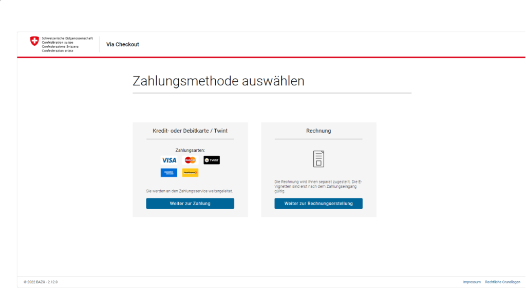 Eine Webseite zeigt Optionen zur Auswahl der Zahlungsmethode. Links sind Kredit- oder Debitkarte und Twint, rechts ist die Option Rechnung.
