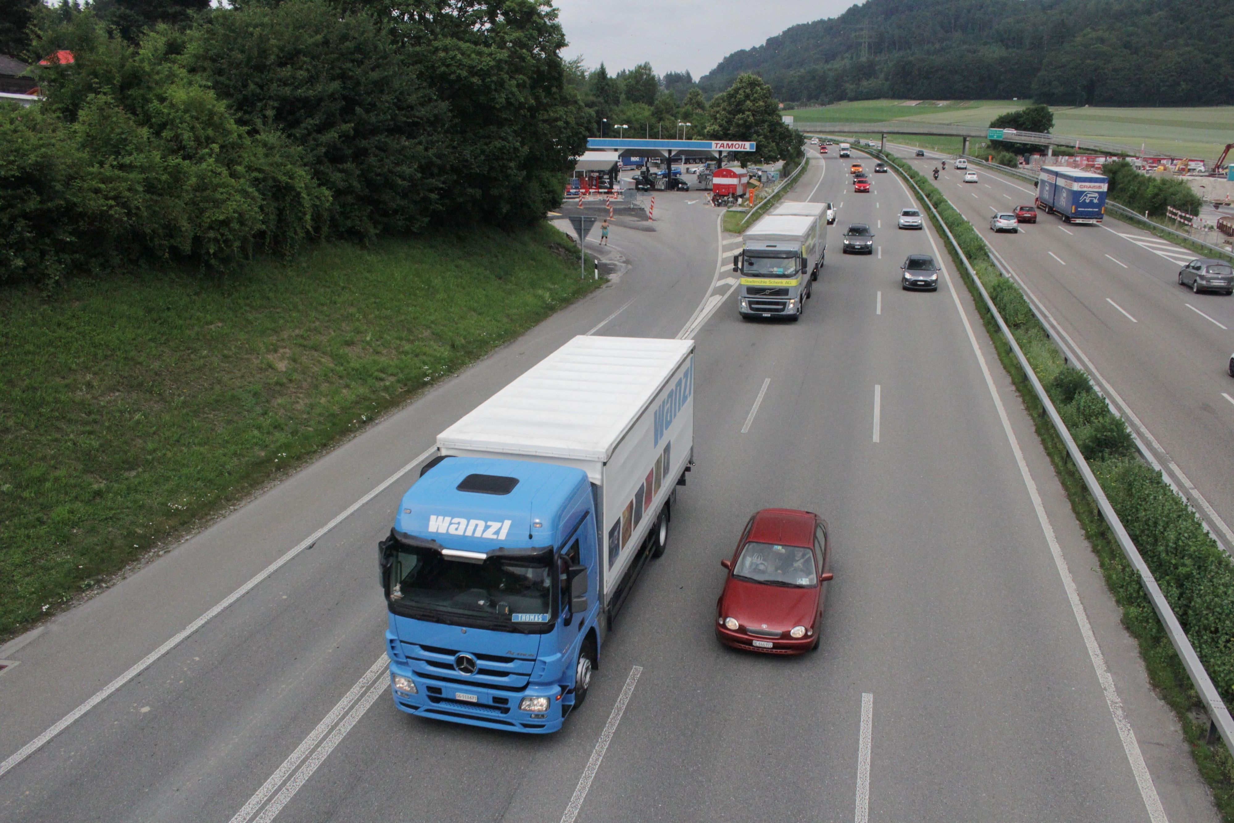 LKW und Auto auf der Autobahn in der Schweiz.
