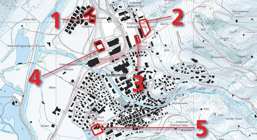 Karte von Andermatt mit markierten Standorten und nummerierter Legende (1-5). Die wichtigsten Orte wie Parkplatz, Restaurant und Mehrzweckhalle sind hervorgehoben.