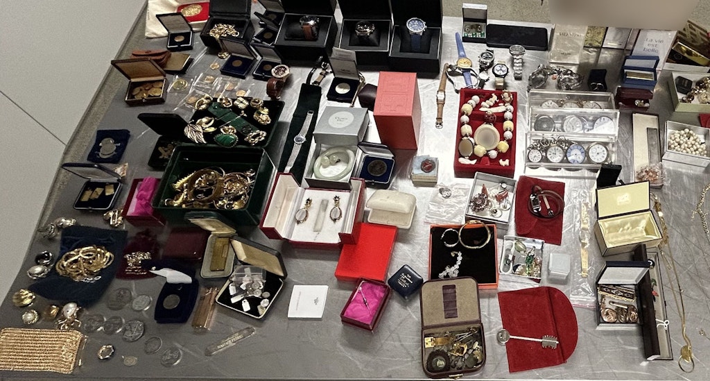 Mitarbeitende des BAZG stellten in Gondo mutmassliches Diebesgut sicher. Es handelt sich um Goldmünzen, Schmuck und Uhren.