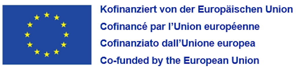 EU-Flagge mit Text zur Kofinanzierung durch die Europäische Union in vier Sprachen.  