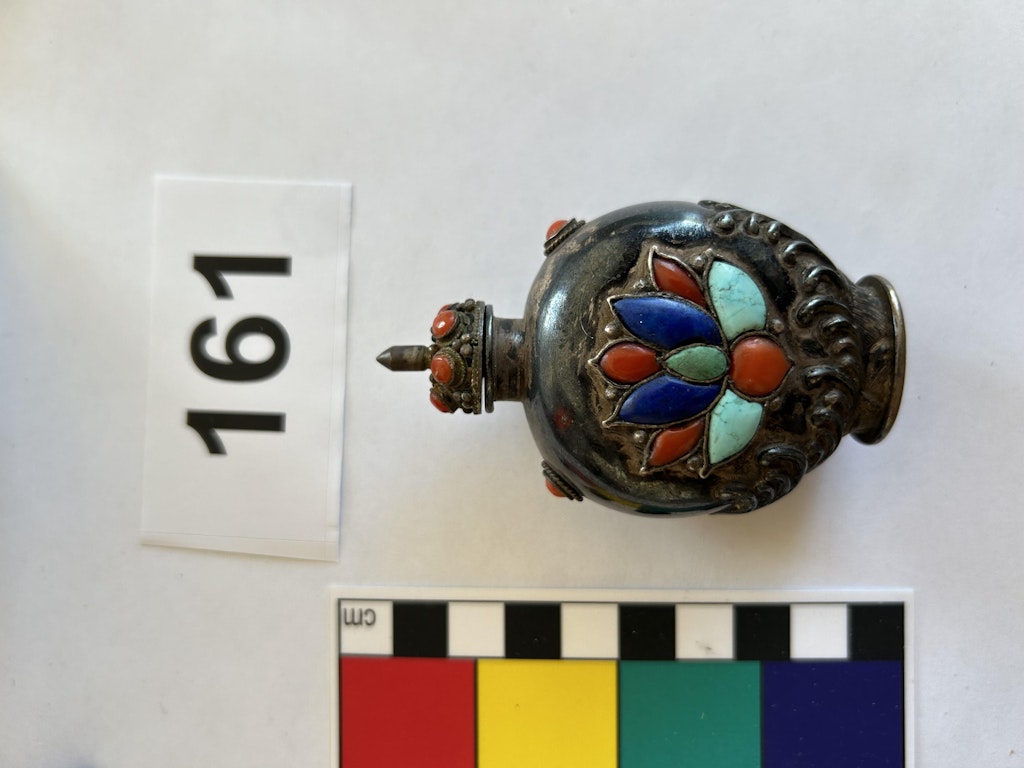 Une tabatière en argent avec un motif de dragon, ornée de corail, turquoise et lapis-lazuli. Elle date de la première moitié du 20e siècle.