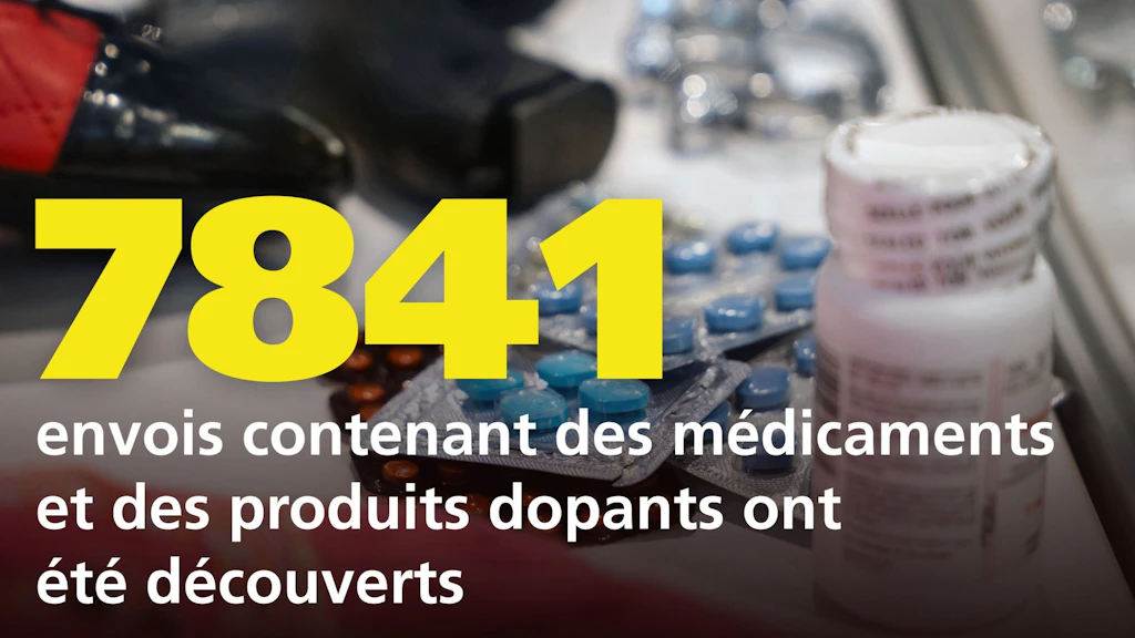 Au premier plan, le chiffre 7841 apparaît en grand jaune. Derrière, on voit divers médicaments sous forme de comprimés et un flacon blanc. Le texte indique que 7841 envois de médicaments et de substances dopantes ont été découverts.