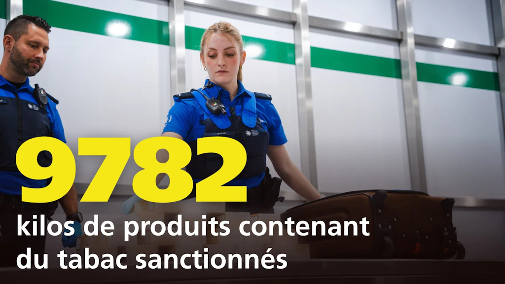 Deux collaborateurs de l’OFDF contrôlent une valise à une frontière. Au premier plan, le chiffre 9782 indique la quantité de produits contenant du tabac sanctionnés en kilogrammes. La scène illustre l’action contre les produits du tabac illégaux.